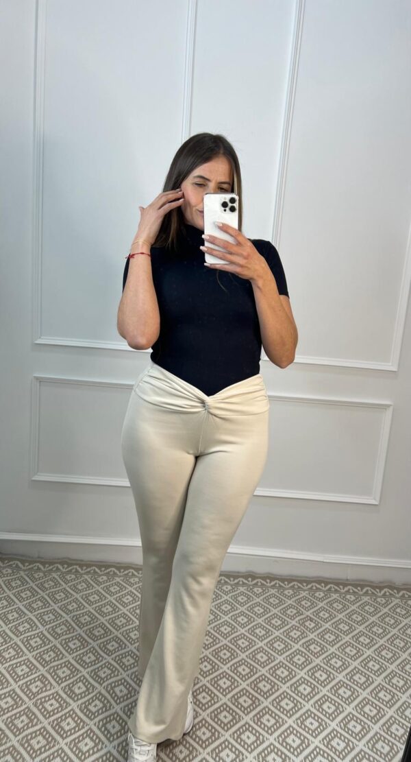 PANTALON NUDO ACAMPANADO DE TALLE ALTO