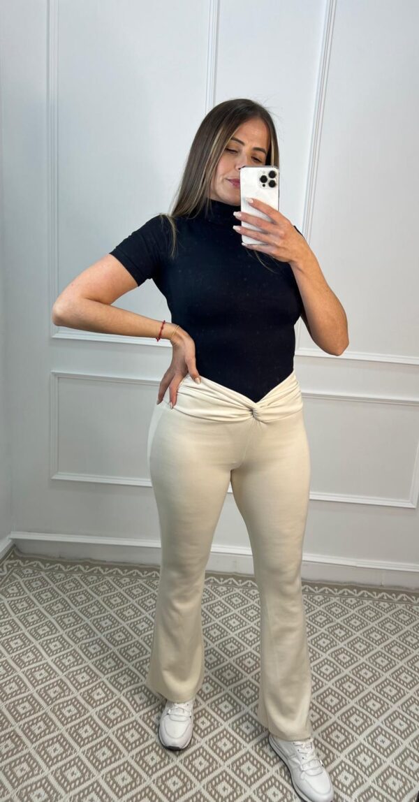 PANTALON NUDO ACAMPANADO DE TALLE ALTO - Imagen 4